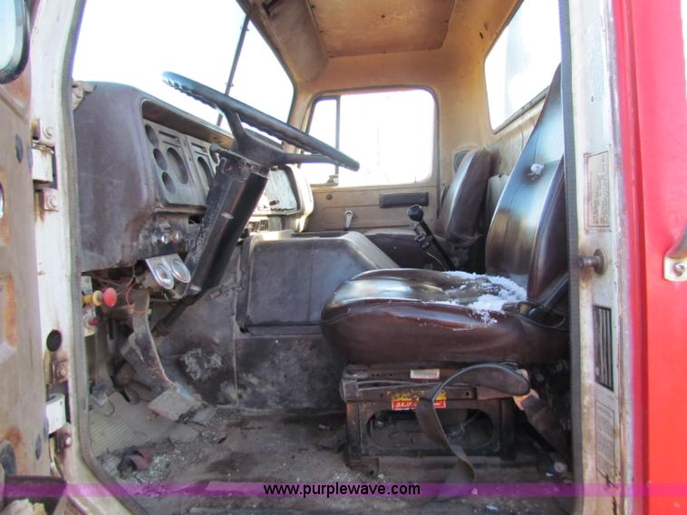 image for item E8299 1984 International F2200 semi truck