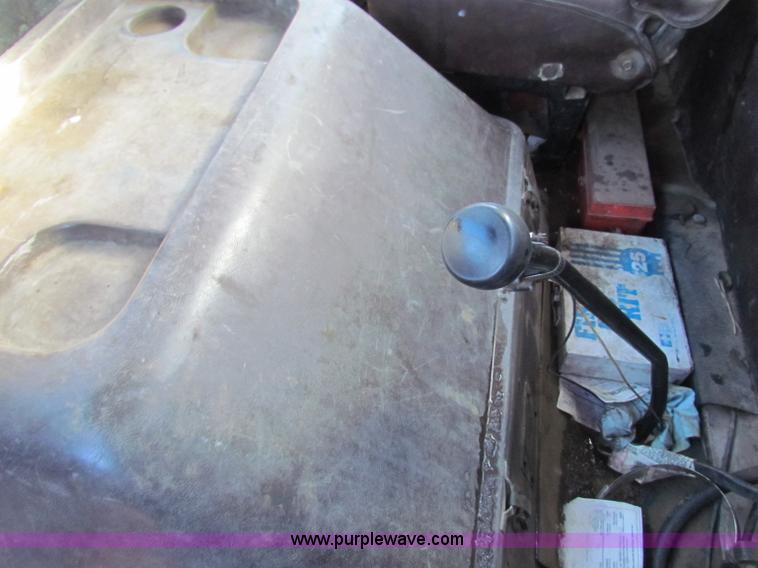 image for item E8299 1984 International F2200 semi truck