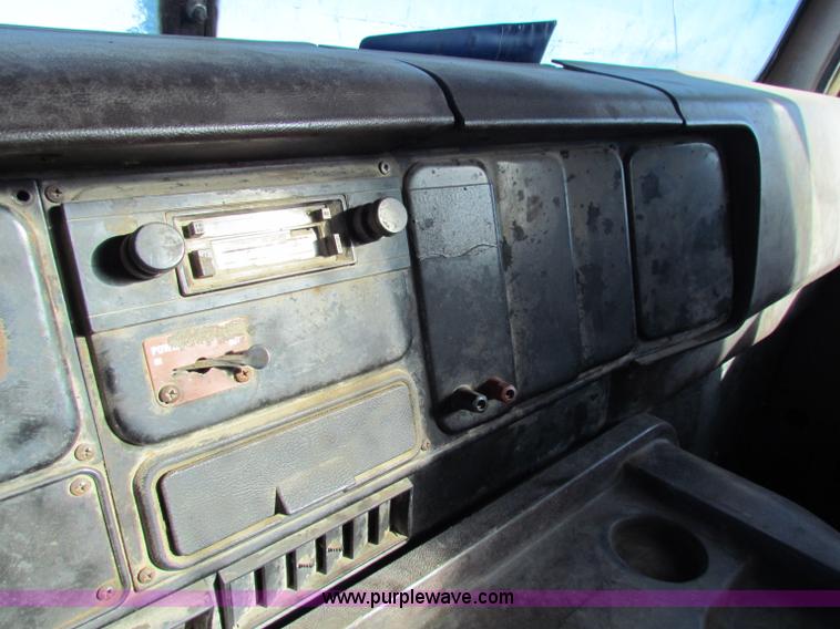 image for item E8299 1984 International F2200 semi truck