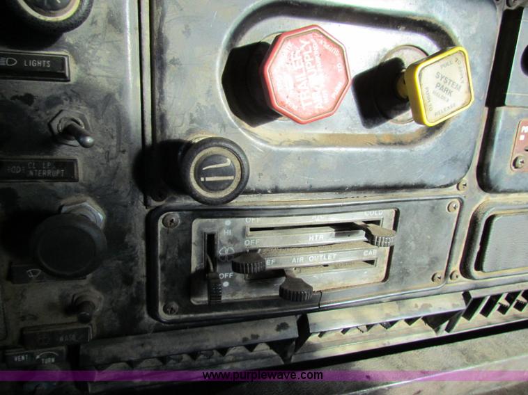 image for item E8299 1984 International F2200 semi truck