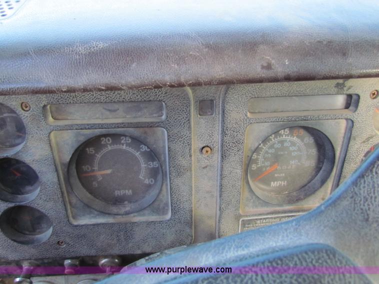 image for item E8299 1984 International F2200 semi truck