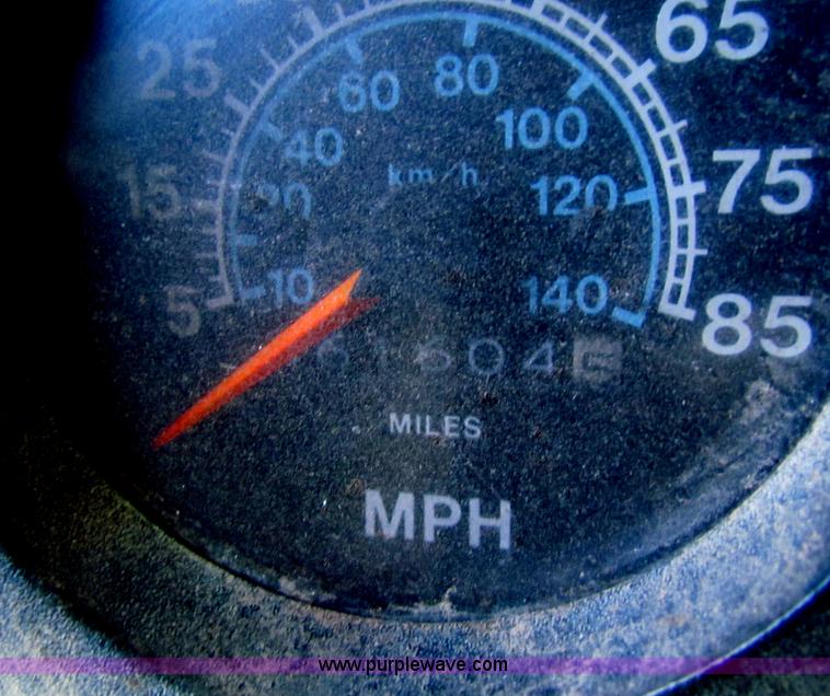 image for item E8299 1984 International F2200 semi truck