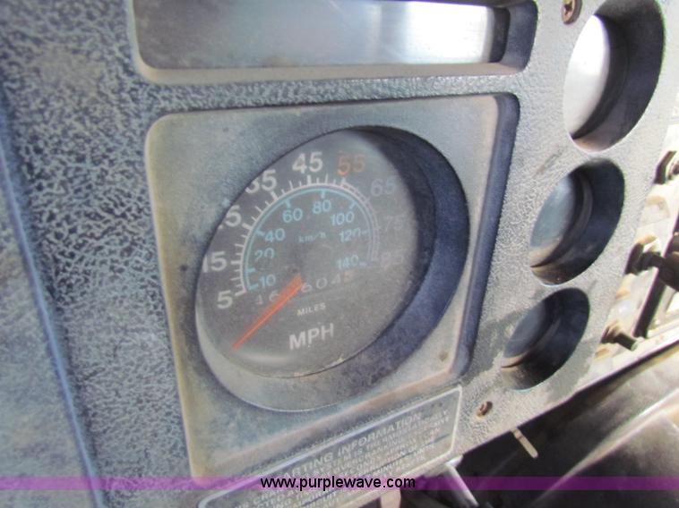 image for item E8299 1984 International F2200 semi truck