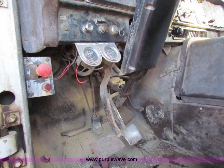 image for item E8299 1984 International F2200 semi truck