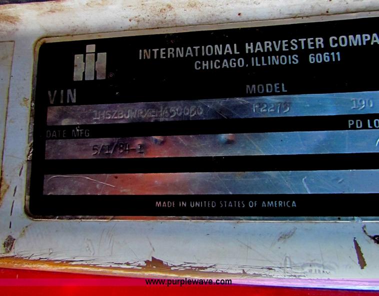 image for item E8299 1984 International F2200 semi truck