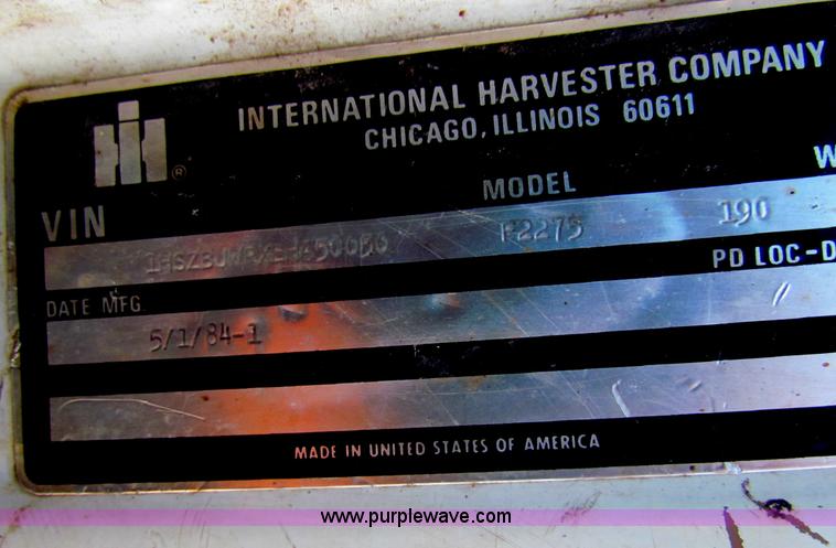 image for item E8299 1984 International F2200 semi truck