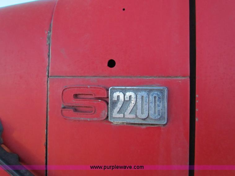 image for item E8299 1984 International F2200 semi truck