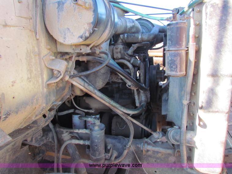 image for item E8299 1984 International F2200 semi truck