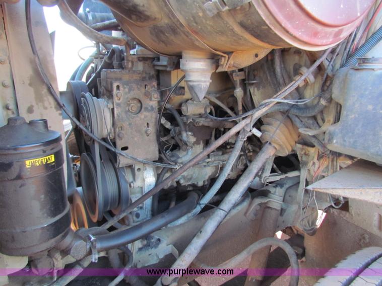 image for item E8299 1984 International F2200 semi truck