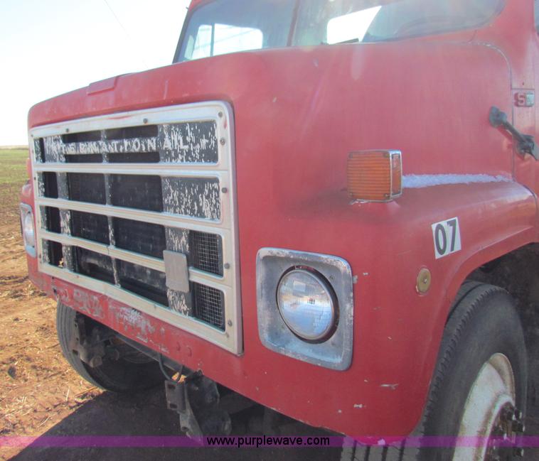 image for item E8299 1984 International F2200 semi truck