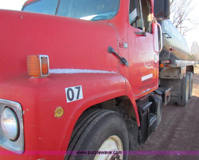 image for item E8299 1984 International F2200 semi truck