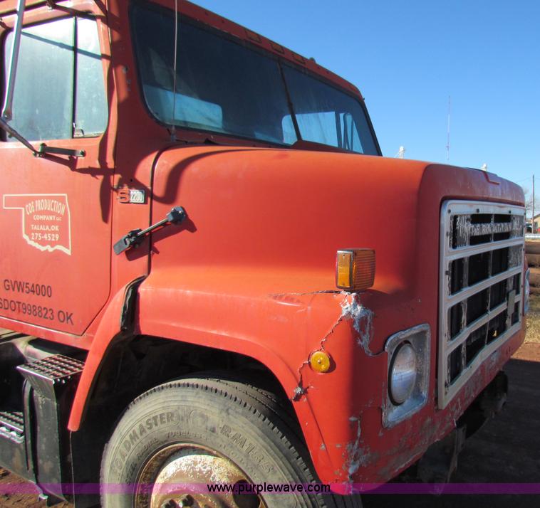 image for item E8299 1984 International F2200 semi truck