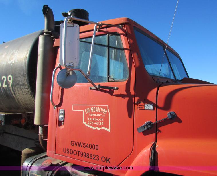 image for item E8299 1984 International F2200 semi truck