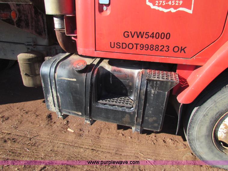 image for item E8299 1984 International F2200 semi truck