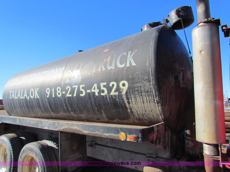 image for item E8299 1984 International F2200 semi truck