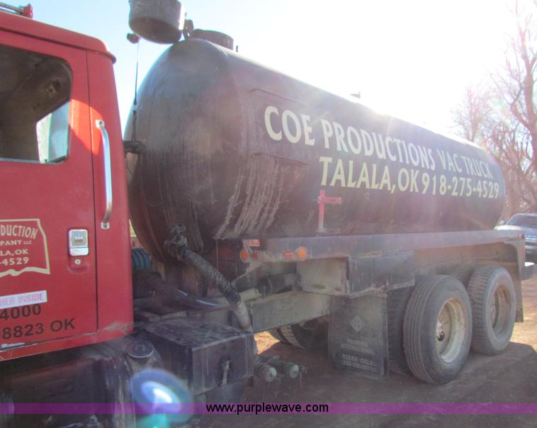 image for item E8299 1984 International F2200 semi truck