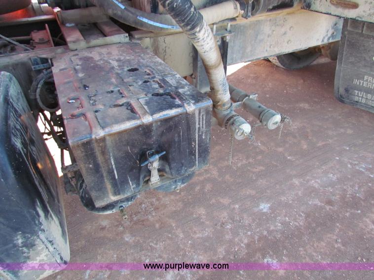 image for item E8299 1984 International F2200 semi truck