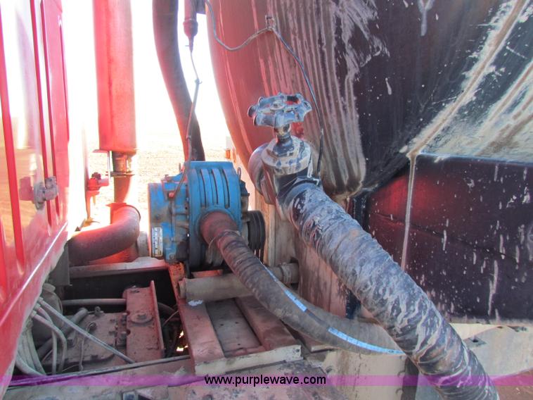 image for item E8299 1984 International F2200 semi truck