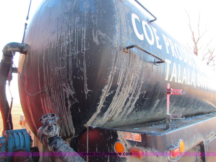 image for item E8299 1984 International F2200 semi truck