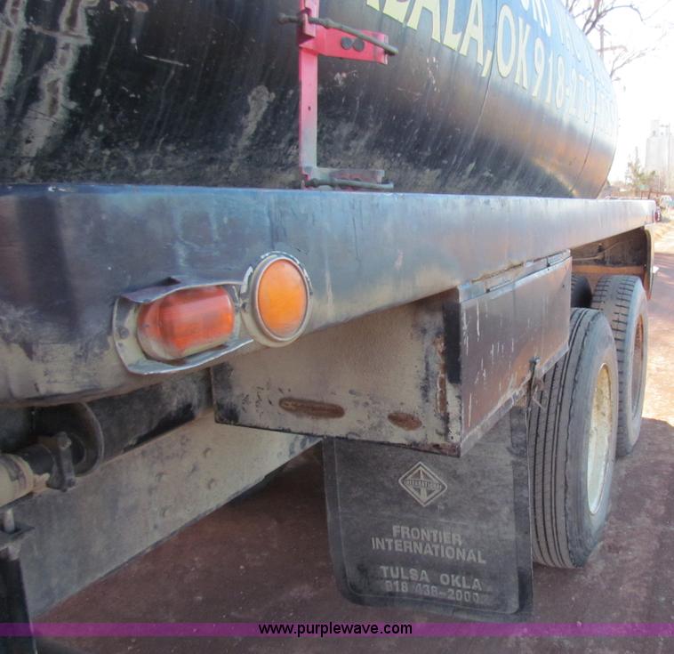 image for item E8299 1984 International F2200 semi truck