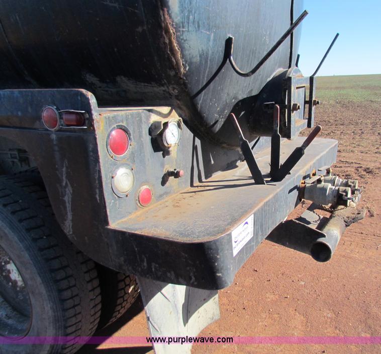 image for item E8299 1984 International F2200 semi truck