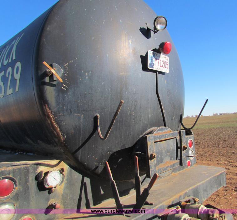 image for item E8299 1984 International F2200 semi truck