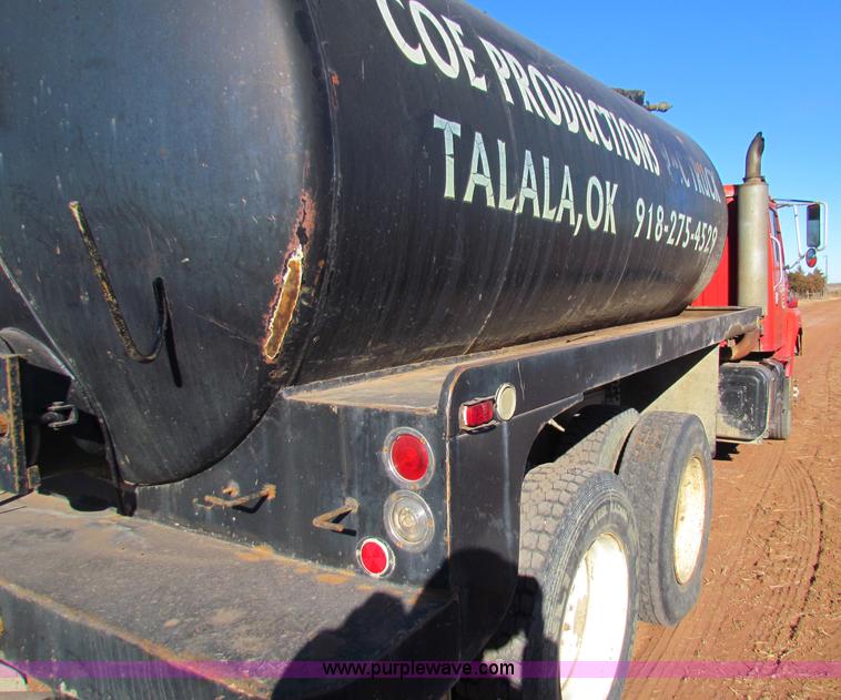 image for item E8299 1984 International F2200 semi truck