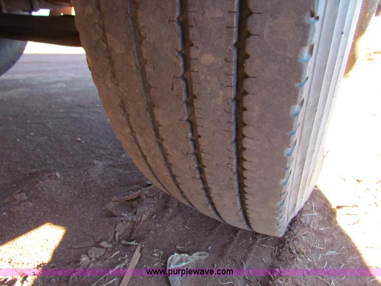 image for item E8299 1984 International F2200 semi truck