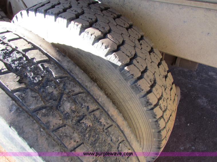 image for item E8299 1984 International F2200 semi truck