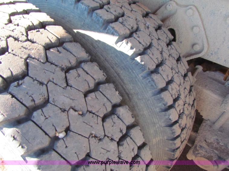 image for item E8299 1984 International F2200 semi truck