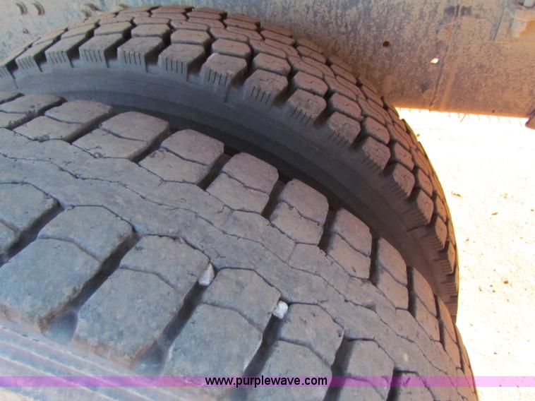 image for item E8299 1984 International F2200 semi truck