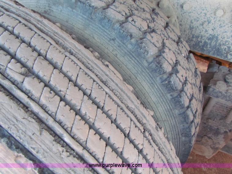 image for item E8299 1984 International F2200 semi truck