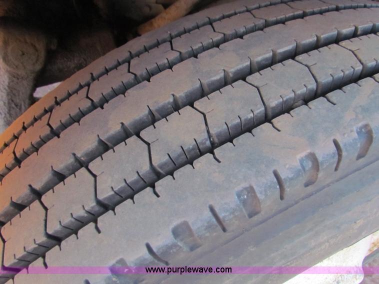 image for item E8299 1984 International F2200 semi truck