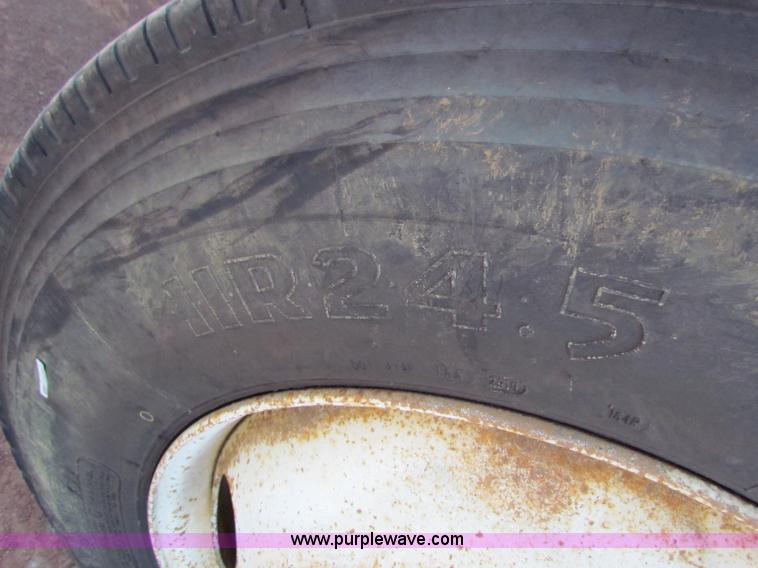 image for item E8299 1984 International F2200 semi truck