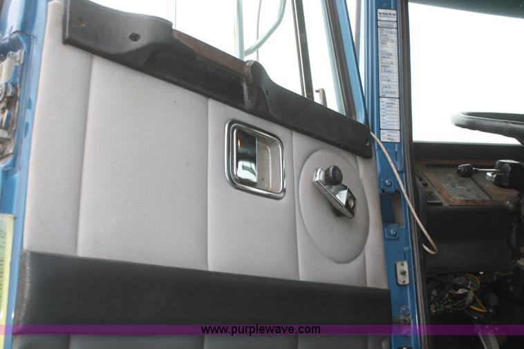 image for item F2712 1998 Volvo WG dump truck