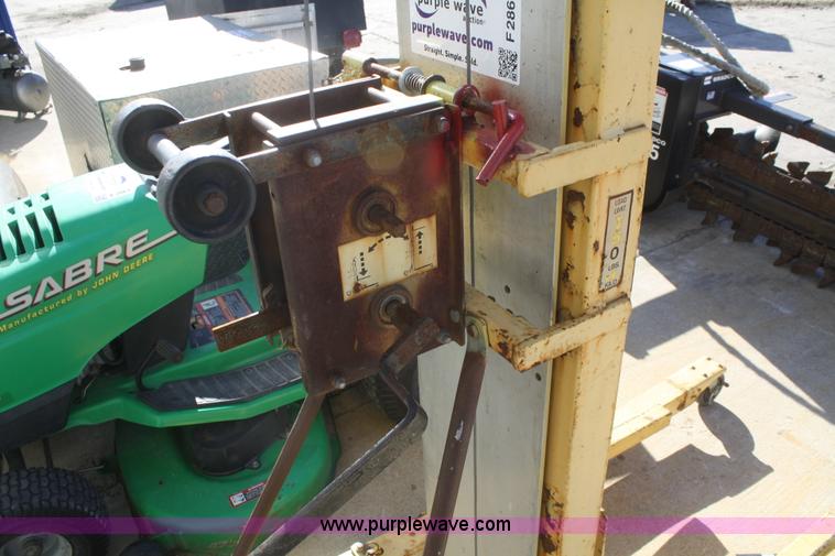 image for item F2860 Manual lift