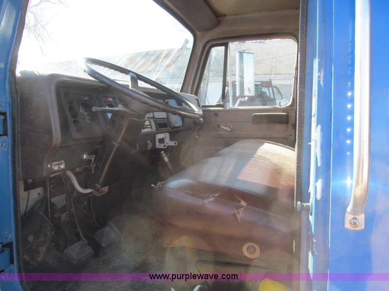 image for item F4687 1985 International 1654 S1600 dump truck