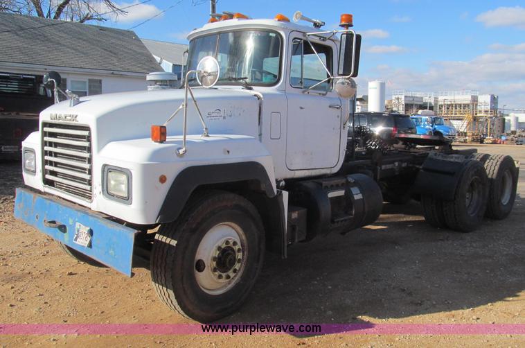 image for item F4690 1994 Mack RD688S semi truck