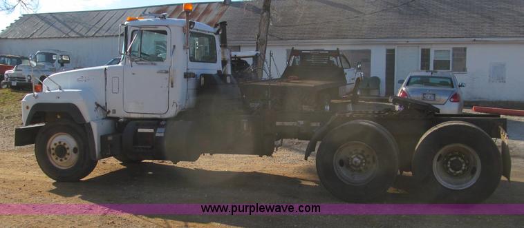 image for item F4690 1994 Mack RD688S semi truck