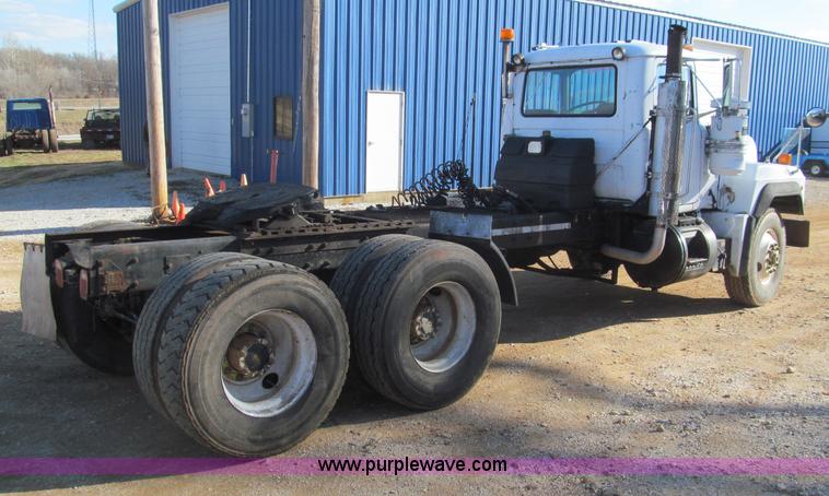 image for item F4690 1994 Mack RD688S semi truck