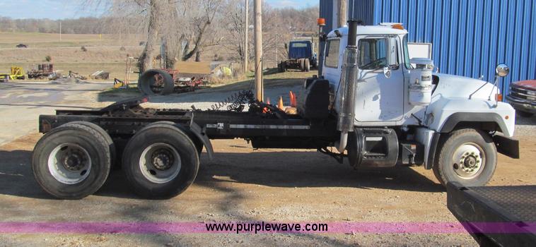 image for item F4690 1994 Mack RD688S semi truck