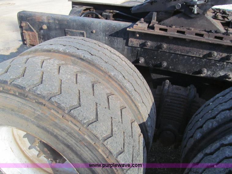 image for item F4690 1994 Mack RD688S semi truck