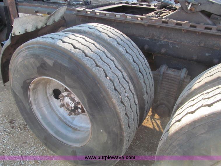 image for item F4690 1994 Mack RD688S semi truck