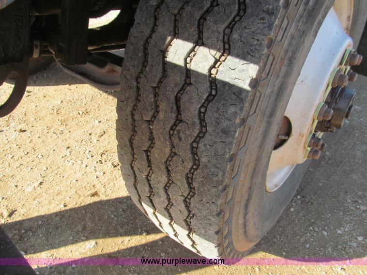 image for item F4690 1994 Mack RD688S semi truck