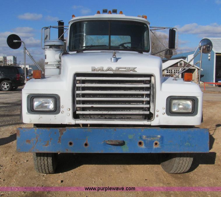 image for item F4690 1994 Mack RD688S semi truck