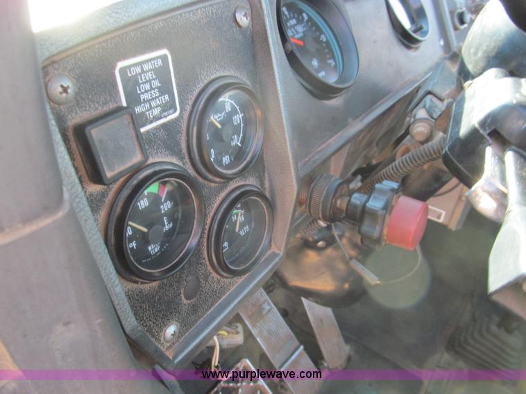 image for item F4690 1994 Mack RD688S semi truck