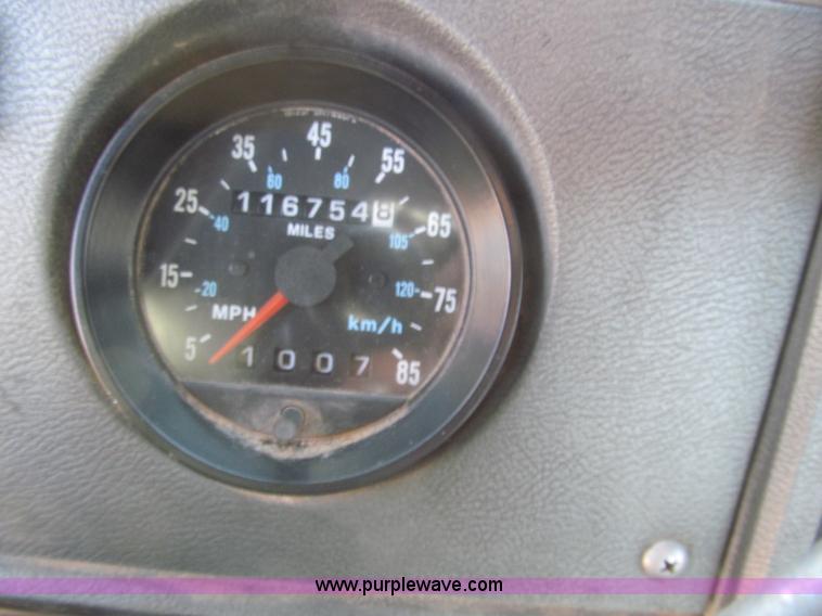 image for item F4690 1994 Mack RD688S semi truck