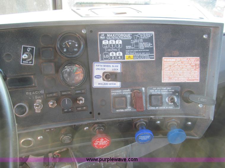 image for item F4690 1994 Mack RD688S semi truck