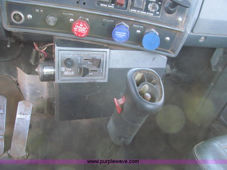 image for item F4690 1994 Mack RD688S semi truck