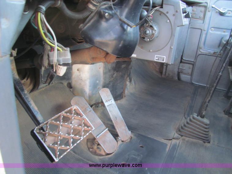 image for item F4690 1994 Mack RD688S semi truck